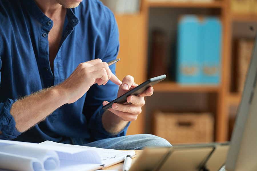 homme sur son téléphone