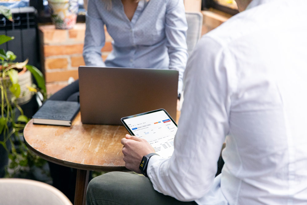 Homme qui consulte sa tablette