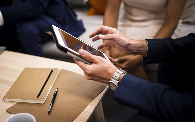 Homme qui utilise sa tablette