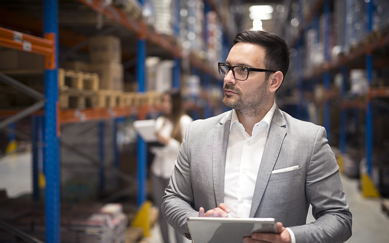 Homme qui consulte le stock